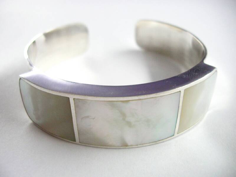 BR 0856 - $ 98 Barcelet mother of pearl and sterling silver 925 from Bali / Bracelet nacre blanche et argent 925 de Bali