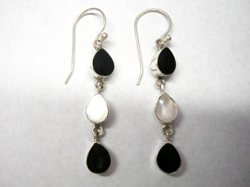 ER 1137 - $ 34  Earring drop mother of pearl and sterling silver 925 from Bali / Boucle d'oreille nacre noire et argent 925 de Bali