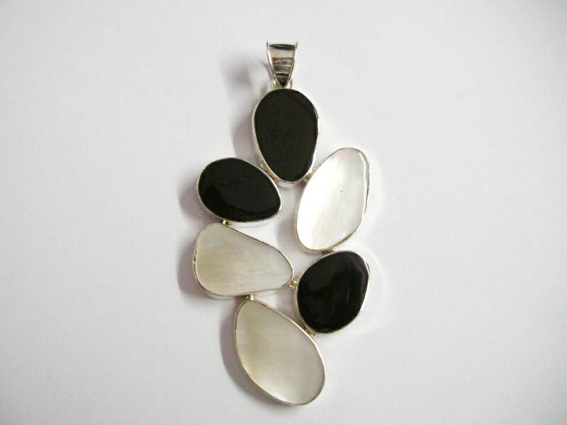 PD 1547 T - $ 47 Pendant mother of pearl and sterling silver from Bali / Pendentif nacre et argent 925 de Bali 