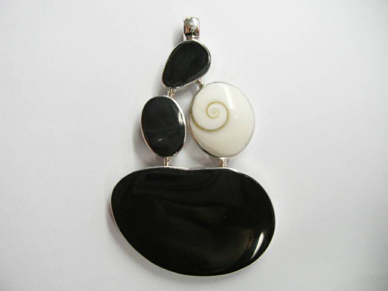 PD 1889 - $ 68 Pendant mother of pearl and sterling silver from Bali / Pendentif nacre et argent 925 de Bali 