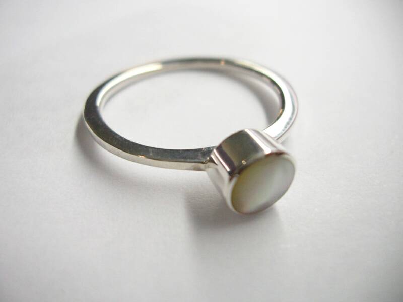 RG 0975 - $ 18 Ring mother of pearl and sterling silver 925 from Bali/ Bague nacre blanche et argent 925 de Bali